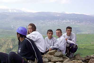 Pose devant la vue sur Font-Romeu et le lycee